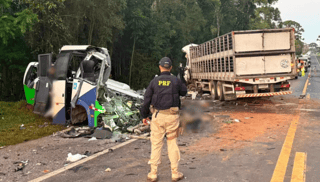 21 muertos en aparatoso choque frontal entre bus y camión en Brasil