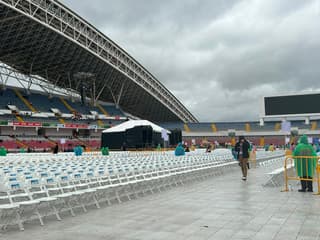 Lluvia no frena a fans de Prince Royce y Romeo Santos en previa del concierto
