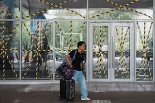 Evacuaciones y vuelos cancelados en China por llegada del tifón Dolphin