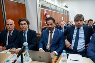 Imputados se acusan unos a otros en juicio por muerte de Maradona
