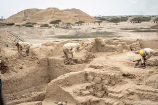 Arqueólogos descubrieron una tumba colectiva con los restos de 38 personas y objetos de cobre, oro y cerámica en la ciudadela prehispánica de Chan Chan, en Perú.