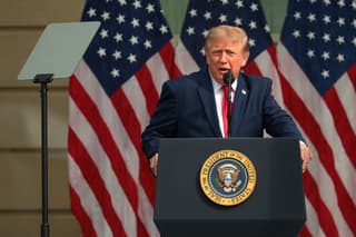 El presidente de Estados Unidos Donald Trump, pronuncia un discurso durante una ceremonia en conmemoración del 25.º aniversario de los atentados terroristas del 11 de septiembre en el patio del Pentágono.
