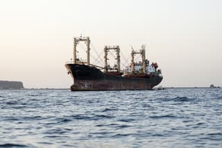 El estrecho de Bab el-Mandeb conecta el mar Rojo con el golfo de Adén y forma parte de una de las principales rutas marítimas entre Asia y Europa. AFP