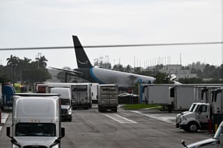 Video registró momento en que avión de Amazon se estrella contra varios carros en Miami