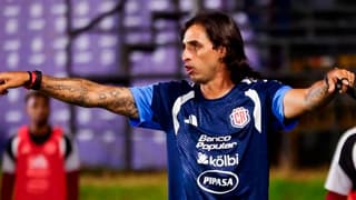 Bryan Ruiz dirigiendo La Sele. Foto Fedefútbol.