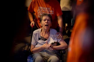 Maricarmen Abascal, de 87 años, fue desalojada de la vivienda en la que residió desde 1956, pese a las movilizaciones de vecinos y organizaciones sociales para evitar que quedara en la calle.
