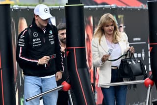 Mick Schumacher junto a su mamá, Corinna Schumacher.(Photo by Joe Klamar / AFP)