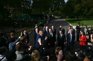 Los líderes de la IA prometen autorregularse tras reunión con Trump