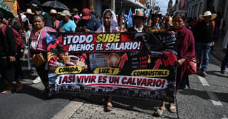 Indígenas guatemaltecos participan en una manifestación en el centro histórico de Ciudad de Guatemala para exigir medidas ante el aumento del precio de los combustibles.
