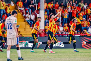 Fernando Lesme celebra con el Herediano