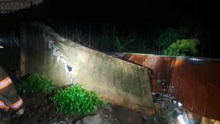 Muro cae sobre una casa y varios carros en Desamparados