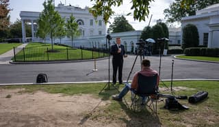 Juez ordena a la Casa Blanca restablecer acceso a medios vetados por Trump