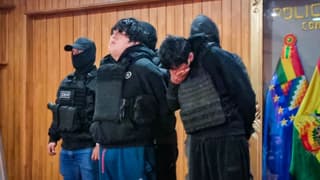 Jhonsson Smit Cruz, alias “John Pulpo”, fue capturado en La Paz durante un operativo coordinado entre autoridades de Bolivia y Perú, con cooperación de Estados Unidos.