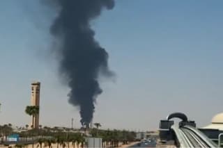 Alerta aérea en la capital saudita, con humo y llamas cerca de su aeropuerto
