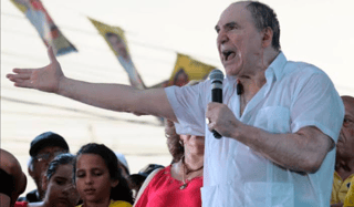 Justicia de Ecuador condena por corrupción a expresidente Bucaram
