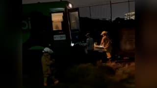 (Video) Dos personas quedan atrapadas en carro tras chocar con el tren en Pavas