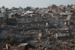26 niños mueren en incendio que causó estampida en escuela de RD Congo