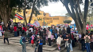 Diputados del bloque democrático salen a recibir marcha universitaria frente al Congreso