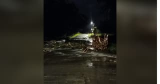 Lluvias dejan intransitable puente en Roxana de Pococí y vecinos piden solución