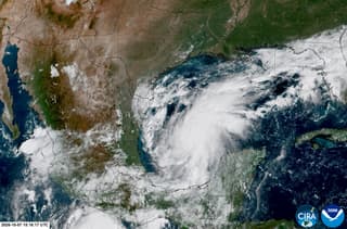 La tormenta tropical Isaías se formó el miércoles en el Golfo de México y podría intensificarse hasta convertirse en el primer huracán de la temporada del Atlántico, según los meteorólogos.