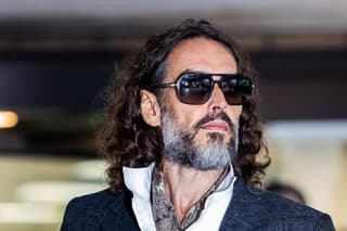 Inicia juicio contra actor Russell Brand por violación en Reino Unido
