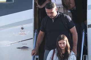 Flávio Bolsonaro dice que salió de Brasil porque es víctima de “persecución”