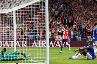 Pablo Barrios celebra su gol al Barcelona. (Photo by Oscar DEL POZO / AFP)