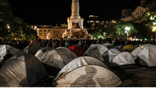 Manifestantes protestan en Lisboa contra el aumento del costo de la vivienda y la policía desmantela campamentos de protesta.