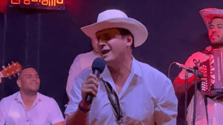 Las canciones más conocidas de Carlos Vives sonarán en el Teatro Popular Melico Salazar con la Orquesta Filarmónica y el colombiano Marcos Gómez, quien interpretará al artista en dos funciones.