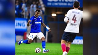 Jeyland Mitchell ante el PSG. Cortesía Estrasburgo.
