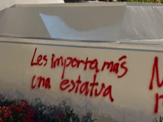 (Fotos) Rayan de nuevo monumentos de la plaza de la Democracia durante protesta