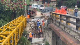 Puente en construcción sobre el río Cañas.