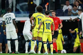 Vinicius Junior es expulsado. (Photo by Oscar DEL POZO / AFP)