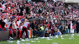 Aficionados lazaron aviones de papel. Cortesía Carrusel Deportivo.