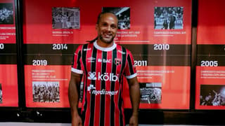 Jonathan McDonald visitó el museo de Alajuelense. Cortesía LDA.