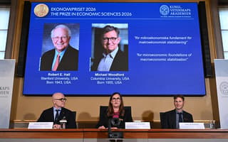 Estadounidenses Michael Woodford y Robert Hall ganan el Nobel de Economía