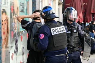 Adolescente pierde una mano durante protestas estudiantiles en Francia