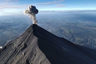 Volcán de Fuego baja su actividad aunque persiste el riesgo