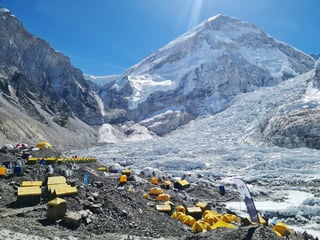 Hallan cuerpos de cinco alpinistas desaparecidos en Nepal el año pasado