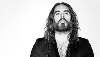 Actor Russell Brand, descrito como “depredador sexual” en juicio por violación