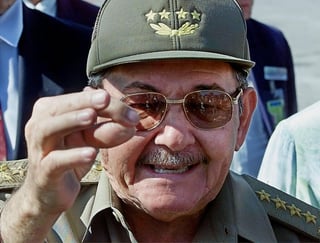 Raúl Castro reaparece en público en homenaje a su hermano Fidel