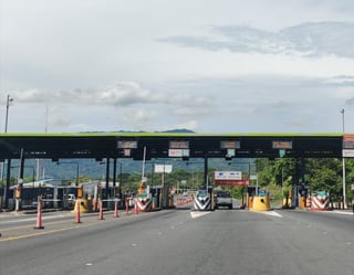 Motociclista muere al chocar contra barrera en ruta 27