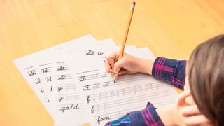 Aprender a escribir en cursiva.