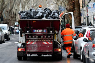 Recolectores de basura hallan boleto ganador de la lotería en Italia