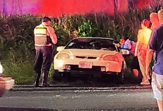 Aparatoso choque entre carros deja dos personas graves en ruta 32