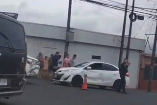 Matan a balazos a hombre dentro de un carro parqueado cerca de gasolinera