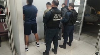 Detienen a sujetos que llevaban a hombre oculto en cajuela de carro