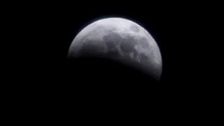 (Fotos y video) Así se ve eclipse parcial de Luna desde varios puntos del país