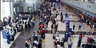 Caída en sistemas informáticos provoca retrasos migratorios este sábado