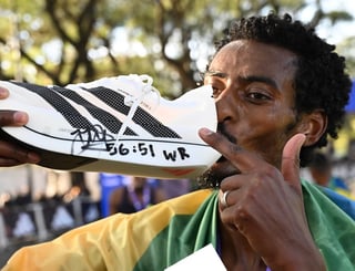 Etíope impone nuevo récord mundial en media maratón